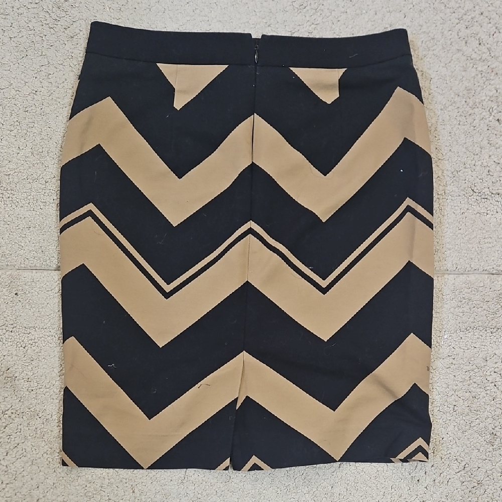 The Limited Black and Tan Chevron Pencil Skirt Size 6 - Picture 3 of 5